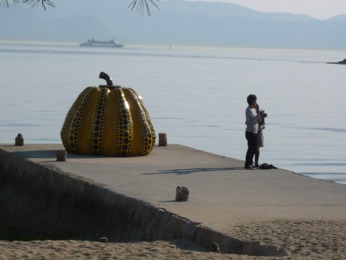 Pumikin in Naoshima (Creative Commons BY NC ND André Ourednik, 2009)